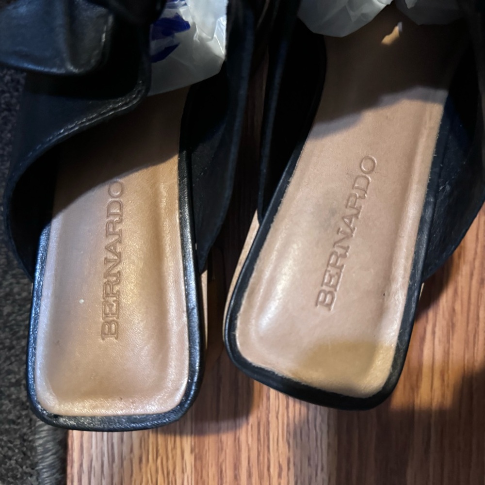 Bernardo Black Mules with Bow and Block Heel - Picture 11 of 12